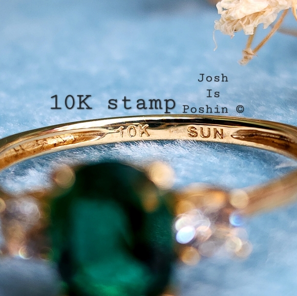 1.95ct Emerald three-stone cocktail ring in 10K yellow gold - Picture 9 of 17